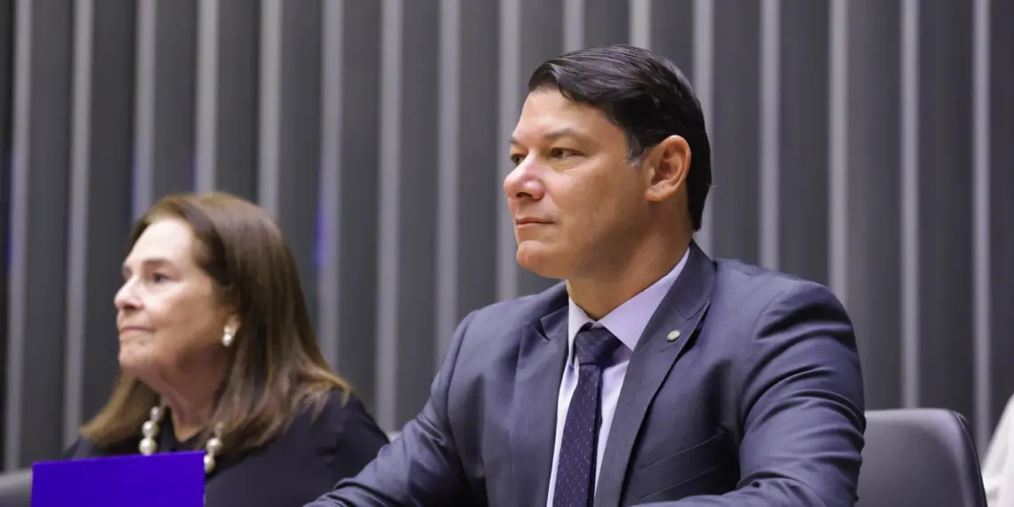 Roberto Duarte apresenta projeto que cria flagrante estendido para homicídio e feminicídio
