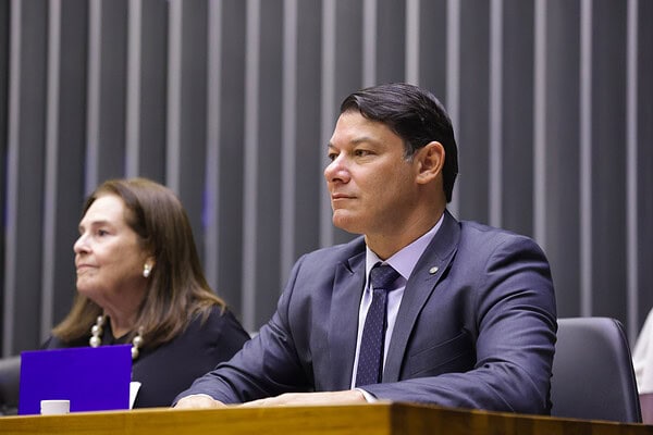 Roberto Duarte apresenta projeto que cria flagrante estendido para homicídio e feminicídio