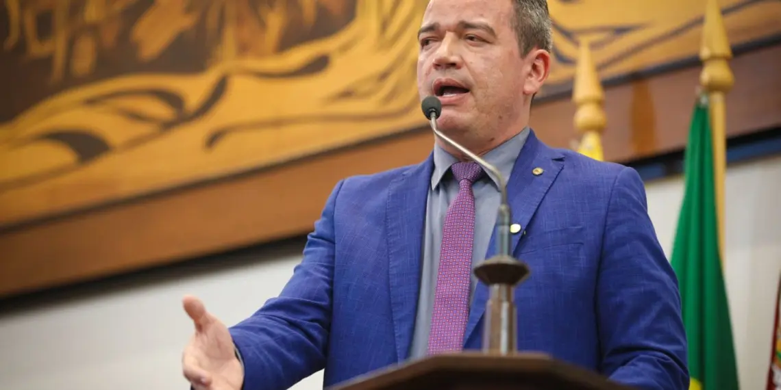 Deputado André Vale propõe ensino de inteligência artificial nas escolas públicas (Foto: Assessoria/Aleac)