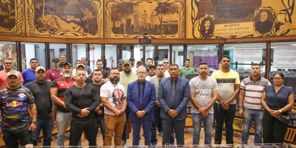 Membros da Aspopec se reúnem com o deputado Afonso Fernandes durante audiência na Aleac sobre demissão de servidores temporários (Foto: Aleac)