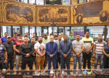 Membros da Aspopec se reúnem com o deputado Afonso Fernandes durante audiência na Aleac sobre demissão de servidores temporários (Foto: Aleac)
