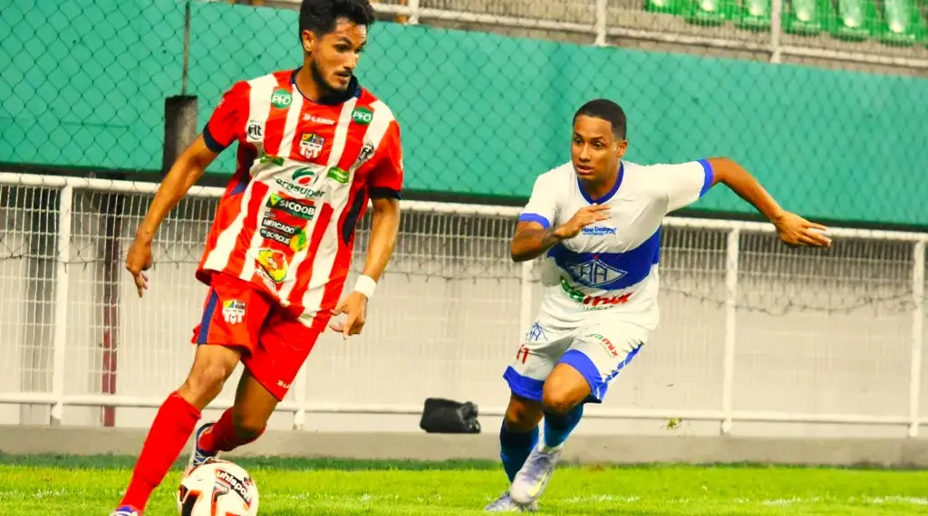 João Hassem tenta se desvencilhar da marcação de Pedro Careca em jogo anterior à semifinal (Foto/Manoel Façanha)