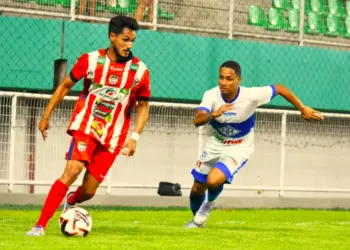 João Hassem tenta se desvencilhar da marcação de Pedro Careca em jogo anterior à semifinal (Foto/Manoel Façanha)