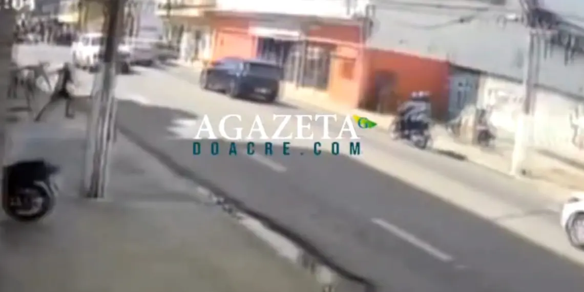 Virgulino de Oliveira corre pela calçada ao tentar fugir de agressor em Rio Branco (Foto: Reprodução)