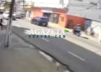 Virgulino de Oliveira corre pela calçada ao tentar fugir de agressor em Rio Branco (Foto: Reprodução)