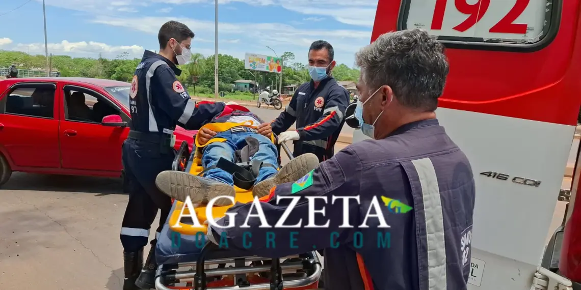 Socorristas atendem pedestre ferido após atropelamento na Amadeo Barbosa, em Rio Branco (Foto: A Gazeta do Acre)