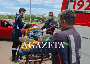 Socorristas atendem pedestre ferido após atropelamento na Amadeo Barbosa, em Rio Branco (Foto: A Gazeta do Acre)