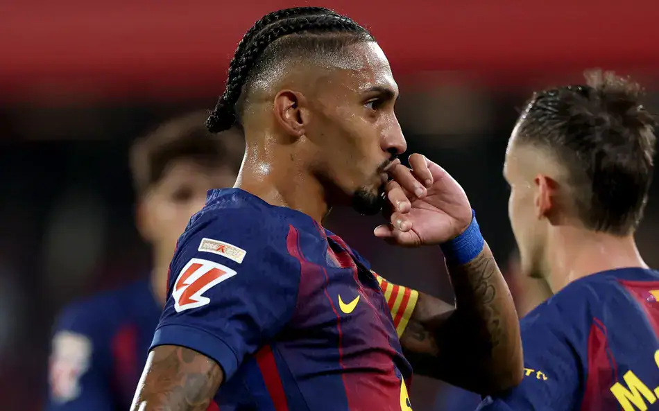 Raphinha entra, marca dois e Barcelona goleia Valencia por La Liga