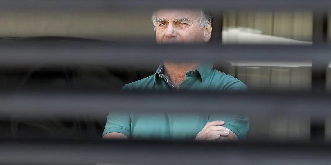 Ex-presidente Jair Bolsonaro em casa, durante julgamento do STF; prisão e inelegibilidade ampliam disputa por herança bolsonarista (Foto: Sergio Lima / AFP)