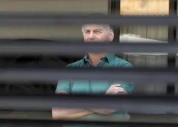 Ex-presidente Jair Bolsonaro em casa, durante julgamento do STF; prisão e inelegibilidade ampliam disputa por herança bolsonarista (Foto: Sergio Lima / AFP)