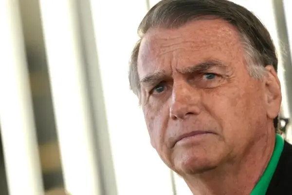 Bolsonaro vai ao hospital neste domingo para remover lesões na pele