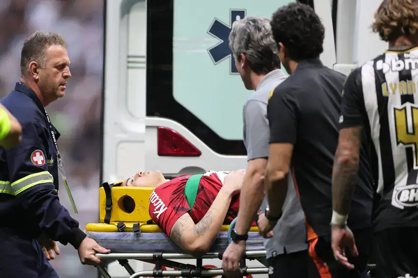 Goleiro do Santos leva pancada na cabeça e sai de campo de ambulância; time empatou com o Atlético-MG 2 Goleiro do Santos leva pancada na cabeça e sai de campo de ambulância; time empatou com o Atlético-MG