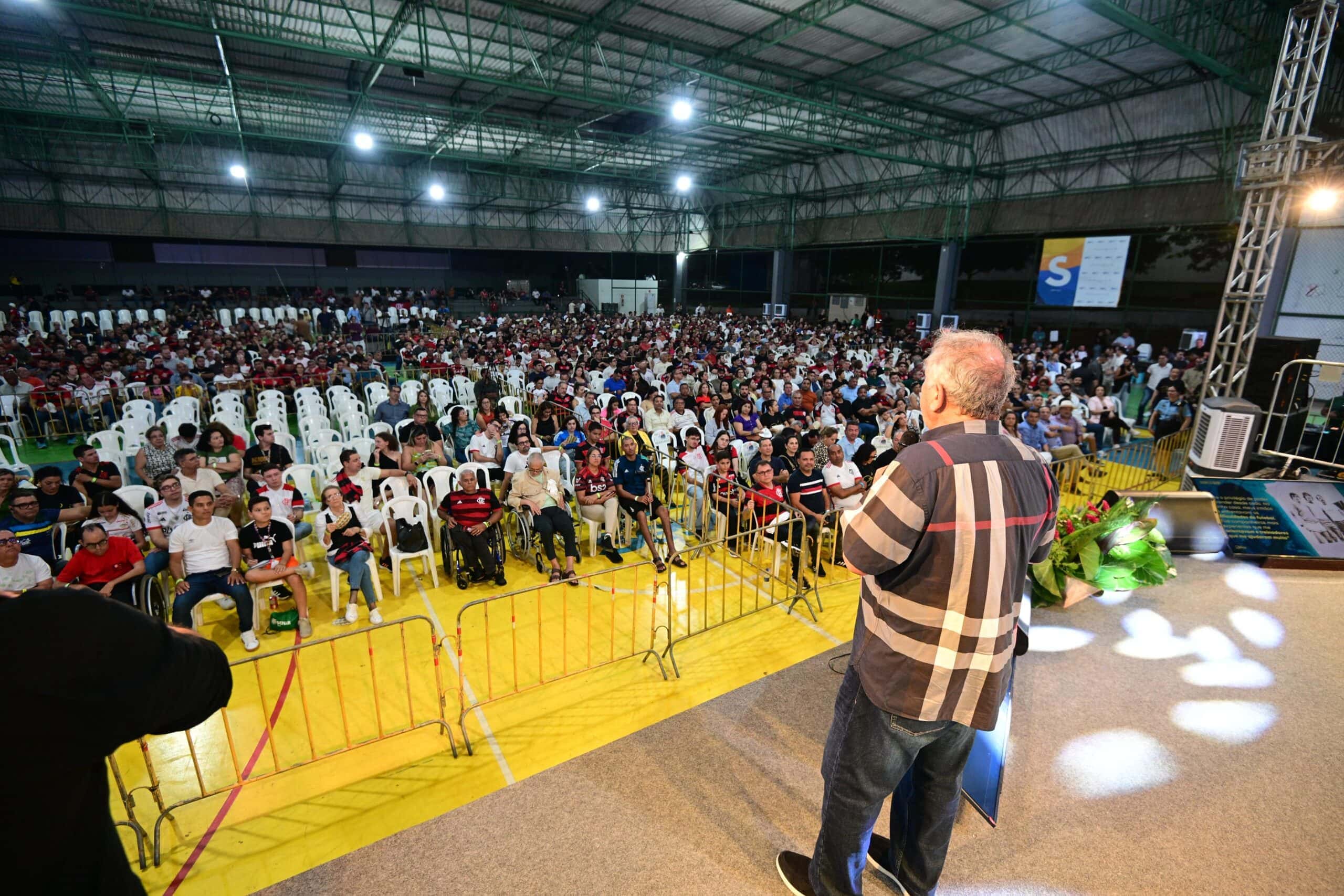 Zico retorna ao Acre após 34 anos e inspira em palestra sobre liderança e superação