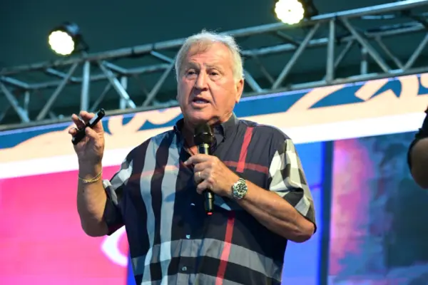 Zico retorna ao Acre após 34 anos e inspira em palestra sobre liderança e superação