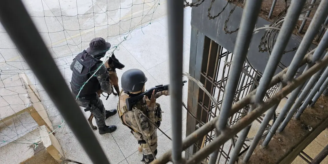 Visitas são suspensas após fuga de oito detentos no Acre; governo divulga nomes dos foragidos