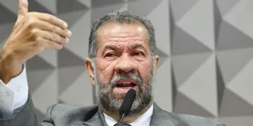 CPMI do INSS ouve ex-ministro da Previdência Carlos Lupi nesta segunda-feira