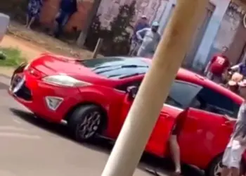 Confusão no trânsito mobiliza terceiros para separar briga (Foto: Reprodução)