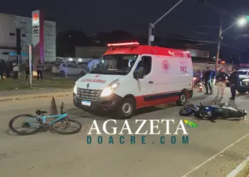 Equipe do Samu e policiais atendem ocorrência de colisão entre moto e bicicleta na BR-364 (Foto: A Gazeta do Acre)