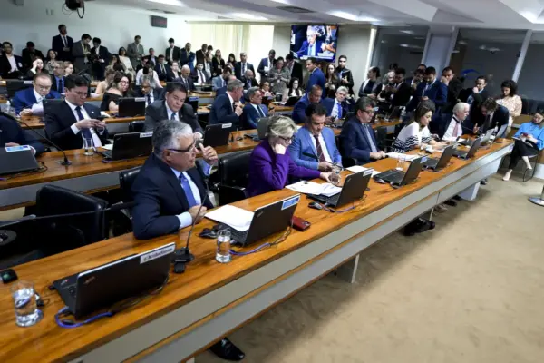 Senador bolsonarista pede vista e adia votação de PL que isenta Importo de Renda até R$ 5 mil