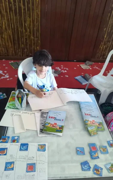 Aos 7 anos, menino autista estreia livro sobre amizade e comida saudável