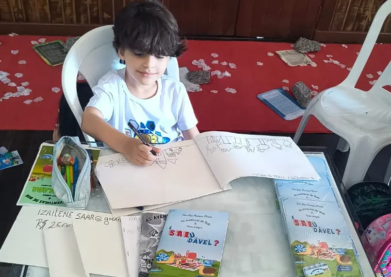 Aos 7 anos, menino autista estreia livro sobre amizade e comida saudável