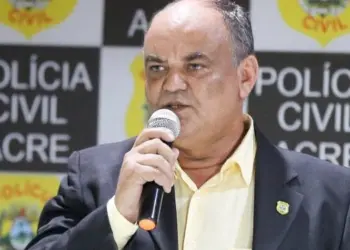 Delegado-geral da Polícia Civil vai a evento do governo, mas não se manifesta sobre denúncia