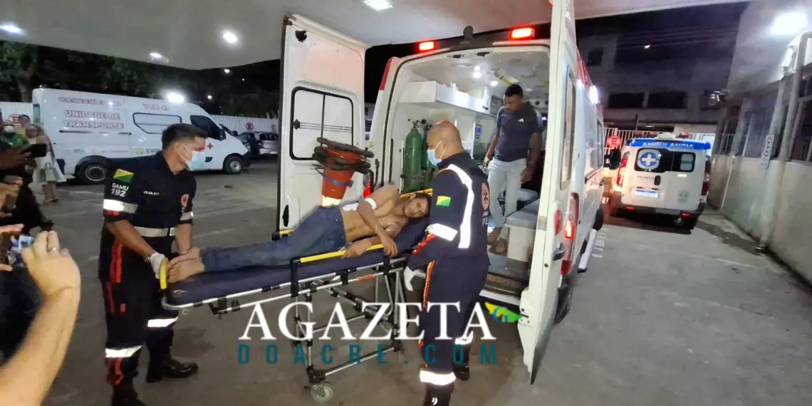 Eligelson Araújo é atendido após se ferir com faca ao cair de cavalo em área rural de Capixaba (Foto: A Gazeta do Acre)