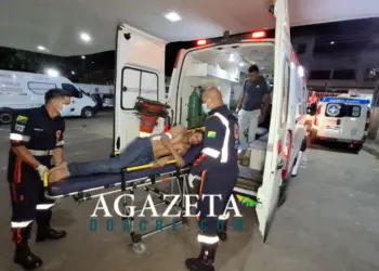 Eligelson Araújo é atendido após se ferir com faca ao cair de cavalo em área rural de Capixaba (Foto: A Gazeta do Acre)