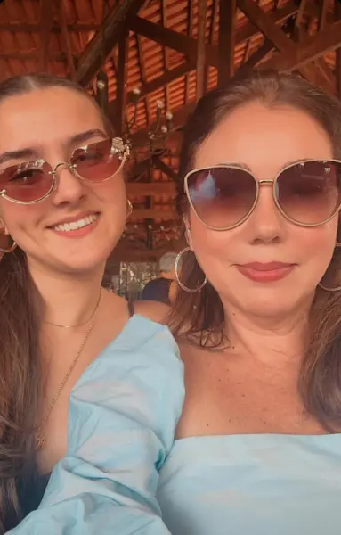Raquel Moura celebrou idade nova em jantar, cercada de carinho e elegância. Veja mais na coluna No Circuito
