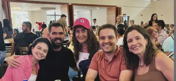 Raquel Moura celebrou idade nova em jantar, cercada de carinho e elegância. Veja mais na coluna No Circuito