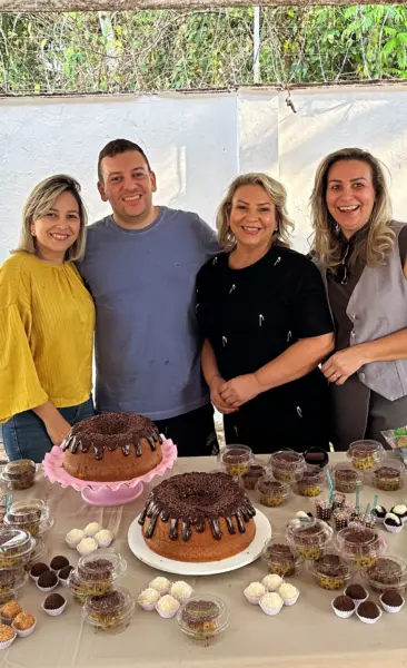 Raquel Moura celebrou idade nova em jantar, cercada de carinho e elegância. Veja mais na coluna No Circuito