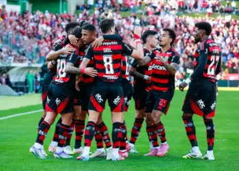 Jogadores do Flamengo comemoram gol de Arrascaeta contra o Juventude (Foto: Luiz Erbes | AGIF)