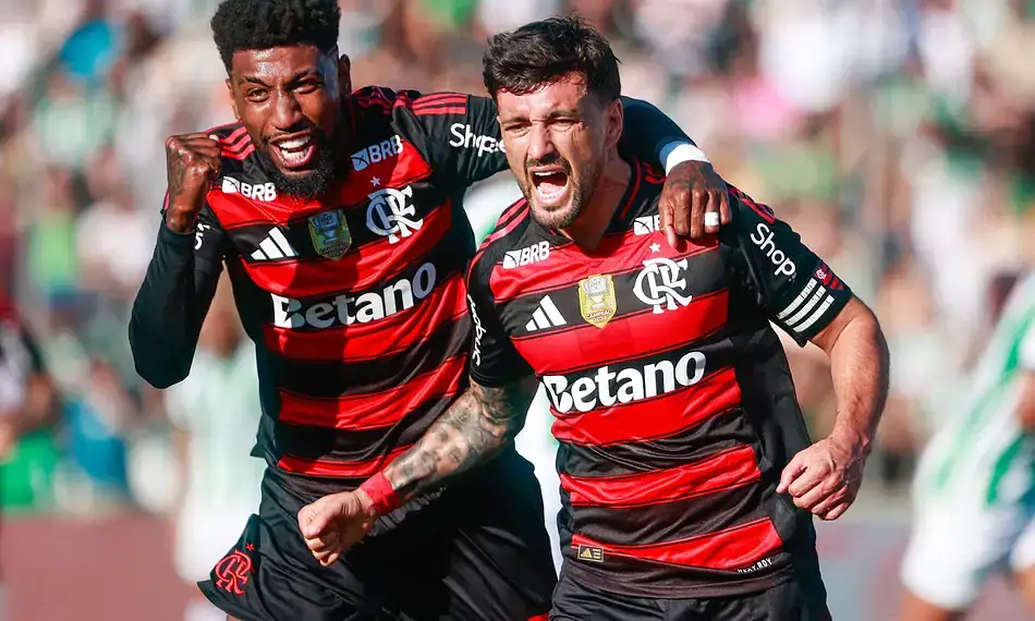 Arrascaeta e Emerson Royal comemoram gol do Flamengo contra o Juventude (Foto: Luiz Erbes | AGIF)
