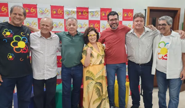O Café com Poesia ficou florido com a presença dos amigos que foram celebrar os 82 anos da Dona Raimundinha