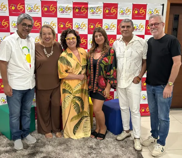 O Café com Poesia ficou florido com a presença dos amigos que foram celebrar os 82 anos da Dona Raimundinha