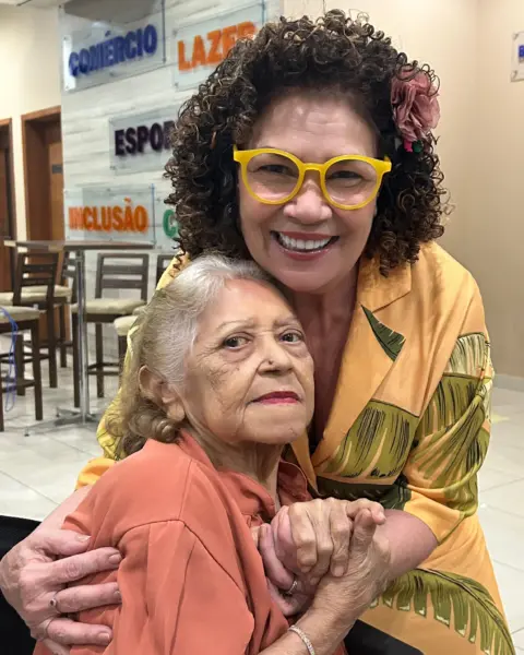 O Café com Poesia ficou florido com a presença dos amigos que foram celebrar os 82 anos da Dona Raimundinha