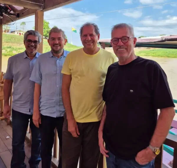 O Café com Poesia ficou florido com a presença dos amigos que foram celebrar os 82 anos da Dona Raimundinha