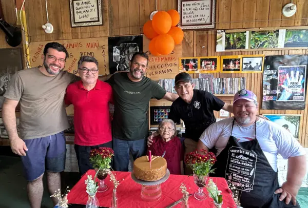 O Café com Poesia ficou florido com a presença dos amigos que foram celebrar os 82 anos da Dona Raimundinha