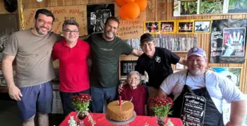 O Café com Poesia ficou florido com a presença dos amigos que foram celebrar os 82 anos da Dona Raimundinha