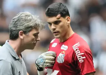 Brazão com galo na cabeça em lesão sofrida no jogo com o Atlético-MG (Foto: Gilson Lobo/AGIF)