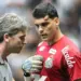 Brazão com galo na cabeça em lesão sofrida no jogo com o Atlético-MG (Foto: Gilson Lobo/AGIF)
