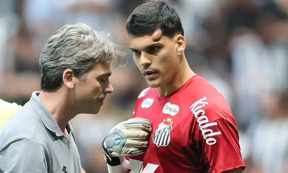 Brazão com galo na cabeça em lesão sofrida no jogo com o Atlético-MG (Foto: Gilson Lobo/AGIF)