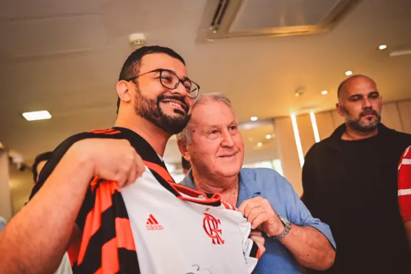 Ex-jogador Zico chega a Rio Branco e é recepcionado por fãs e autoridades