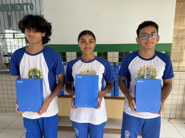 Governo do Acre entrega tablets para 192 alunos em escola pública de Rio Branco
