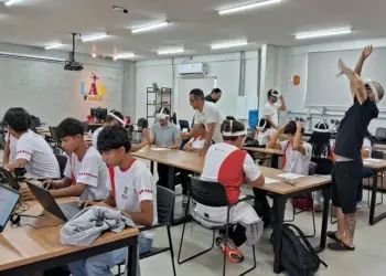 Alunos usam tecnologia imersiva em aula de Física no laboratório IFMaker (Foto: Comunicação e Eventos/Ifac)