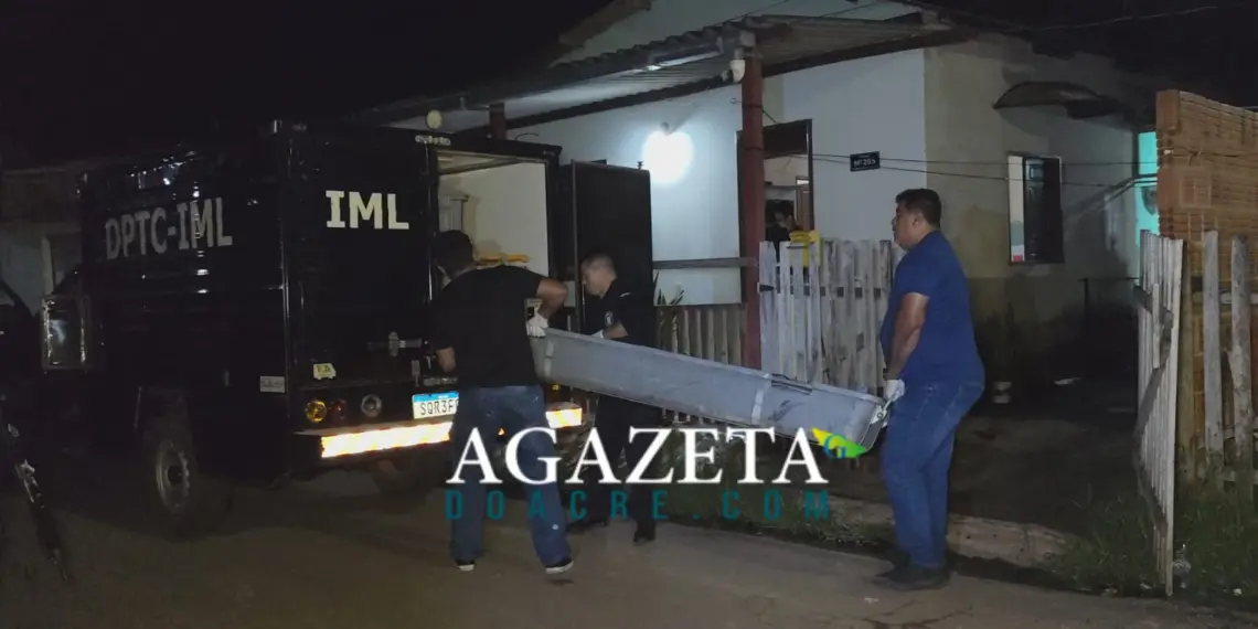 Equipe do IML remove corpo de Ionara Nazaré. Ela foi vítima de feminicídio no bairro Mocinha Magalhães (Foto: A Gazeta do Acre)