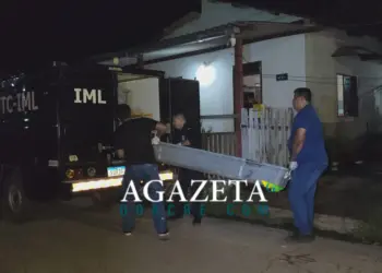 Equipe do IML remove corpo de Ionara Nazaré. Ela foi vítima de feminicídio no bairro Mocinha Magalhães (Foto: A Gazeta do Acre)