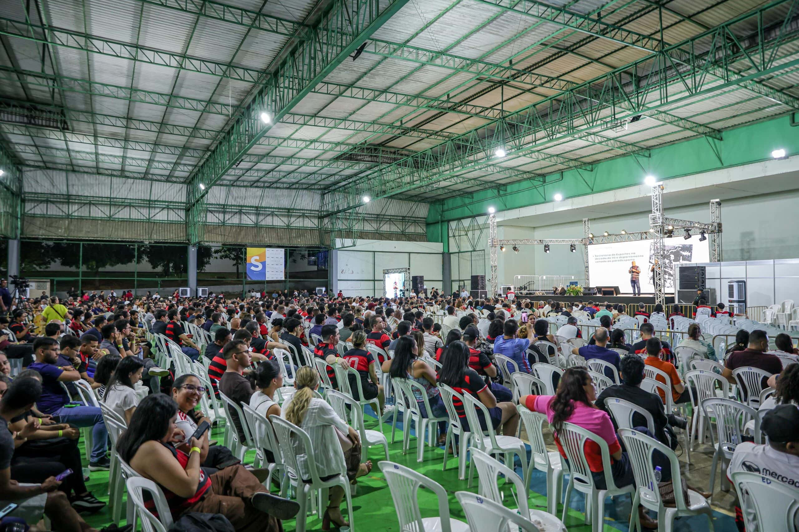 Zico retorna ao Acre após 34 anos e inspira em palestra sobre liderança e superação