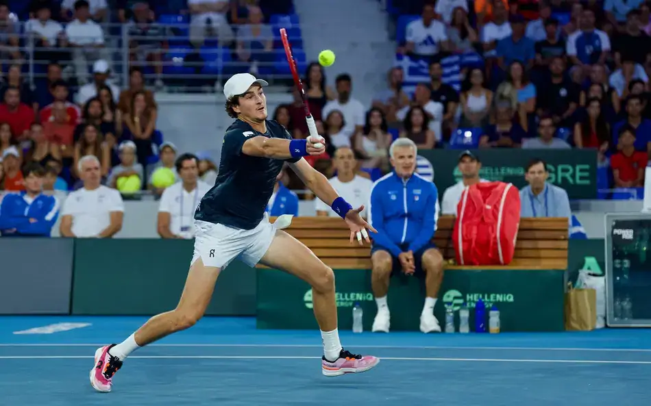 João Fonseca vence Tsitsipas e classifica o Brasil na Copa Davis; Grécia é eliminada