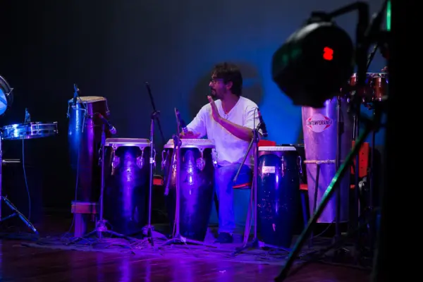 Diálogos Percussivos: João Gabriel celebra os ritmos do Brasil em espetáculo gratuito